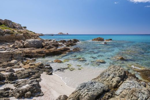 Mare turchese e costa selvaggia vicino all'Ile Rousse